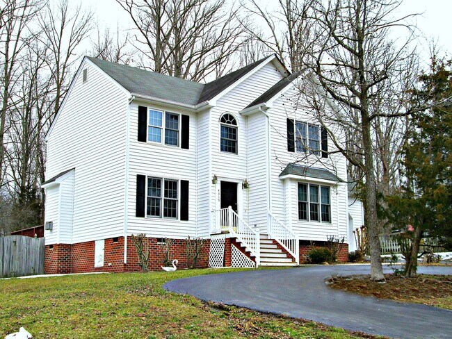 Building Photo - 4 BR/ 2.5 BA Spacious home in Chesterfield