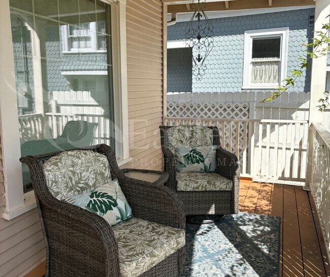 Building Photo - Three Bedroom, Two Bathroom House Near Sha...