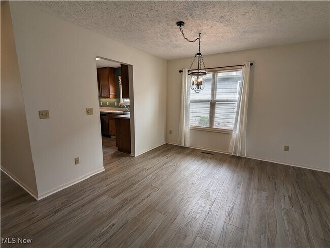Building Photo - 1417 Hollow Wood Ln