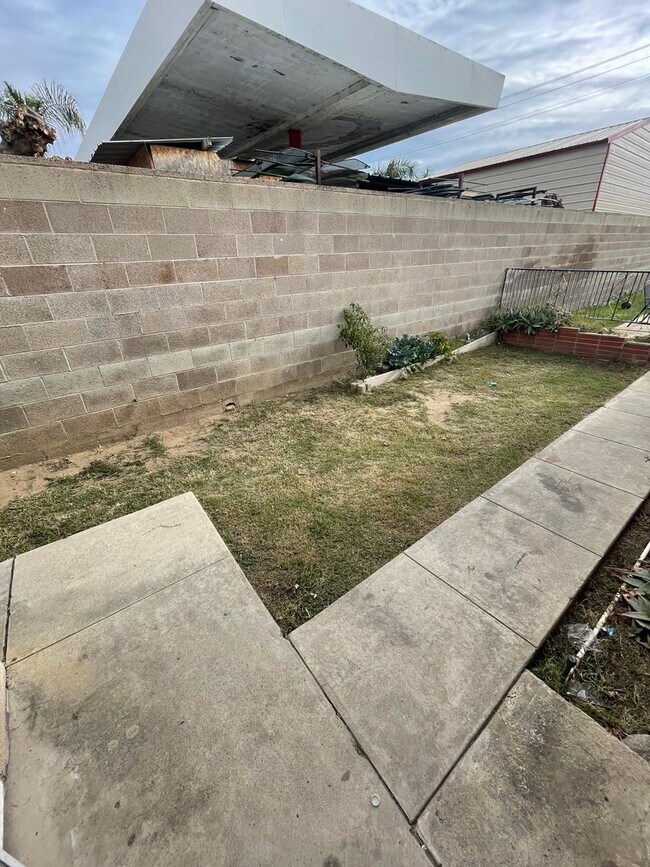 Building Photo - 803 Knotts St