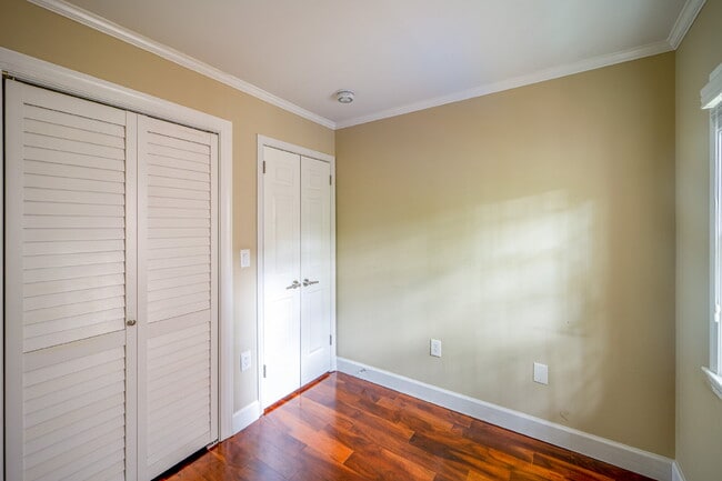 Building Photo - Charming End Townhouse in Prime North Old Town Location