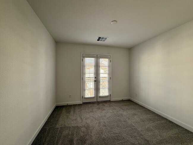 Building Photo - 3 BED 2.5 BATH 2 CAR GARAGE TOWNHOUSE IN CADENCE HENDERSON WITH LOFT