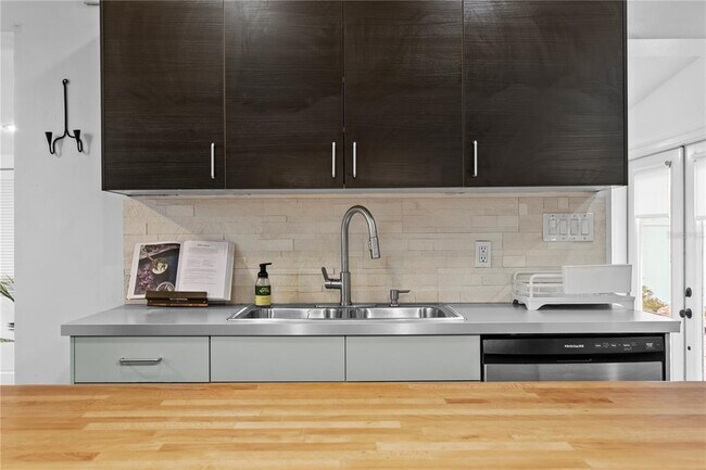 Building Photo - 2407 S Lois Ave