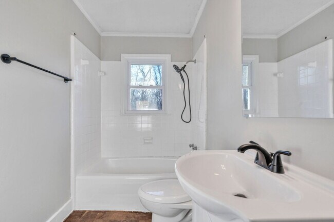 Building Photo - Freshly Updated 2BR / 1BA Single-Level Duplex $1350/mo rent***