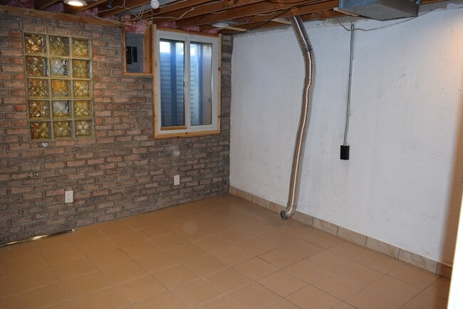 Building Photo - Updated 2-Bedroom Condo with Finished Basement, Garage, Pool, Tennis, Clubhouse