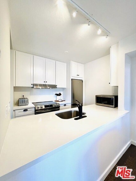 Building Photo - 141 S Clark Dr