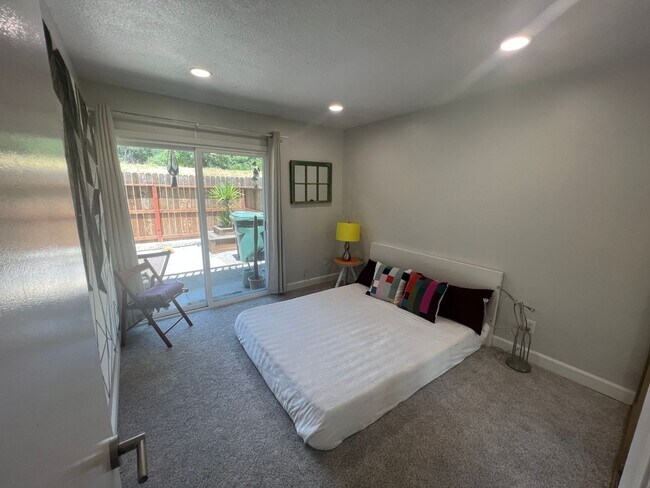 Building Photo - 3 Bed / 2.5 Bath | College Greens Townhome