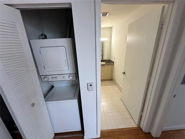 Building Photo - 1350 NW 8th Ct