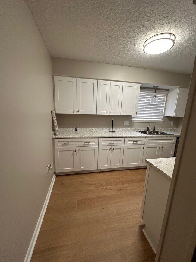 Building Photo - 102 Briarview Cir