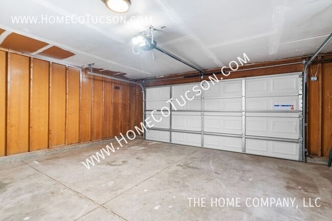 Building Photo - 7441 N Gilbert Pl
