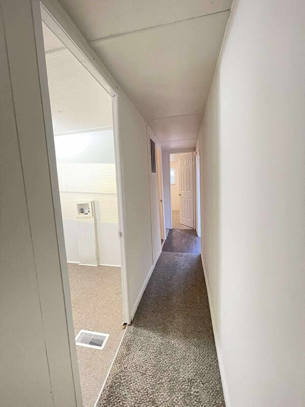 Building Photo - 400 Ball Park Rd