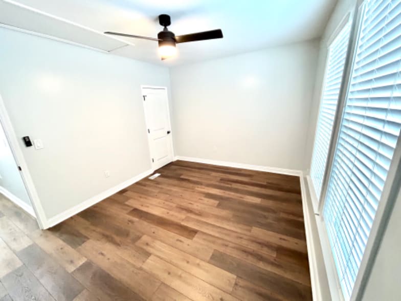 Building Photo - 211 Hawkes Ave