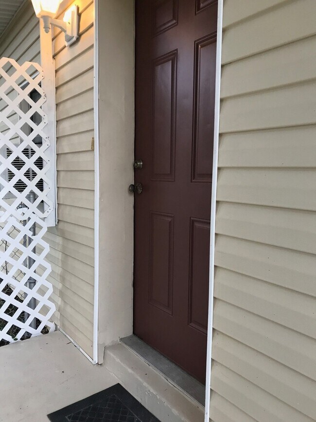 Building Photo - Cute 2 Bedroom 1 Bath with huge Screen Porch