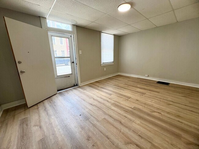 Building Photo - 2 Bedroom 1.5 Bathroom w/Bonus Room in York!