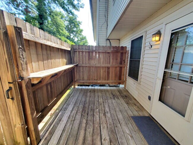 Building Photo - "Charming 2-Bed Townhouse Retreat with Modern Comforts in Hendersonville!"