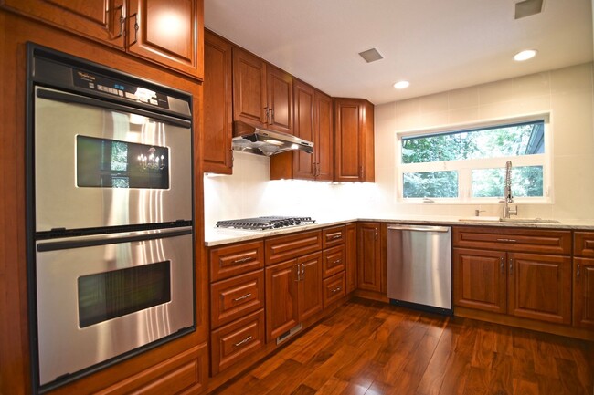Building Photo - Lake Forest Park Four Bedroom