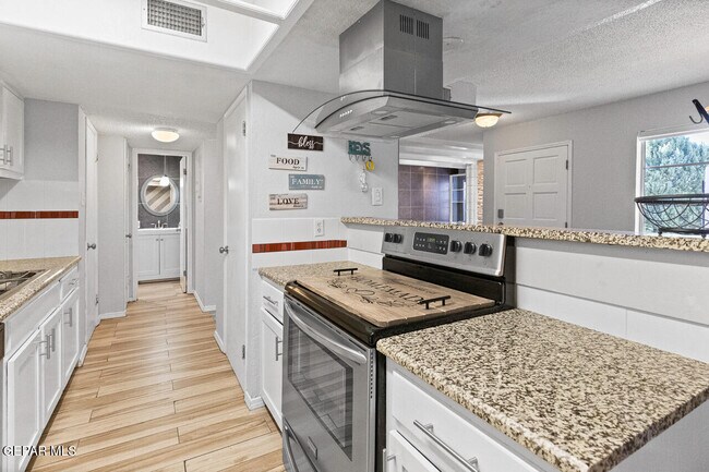 Building Photo - 6201 Escondido Dr