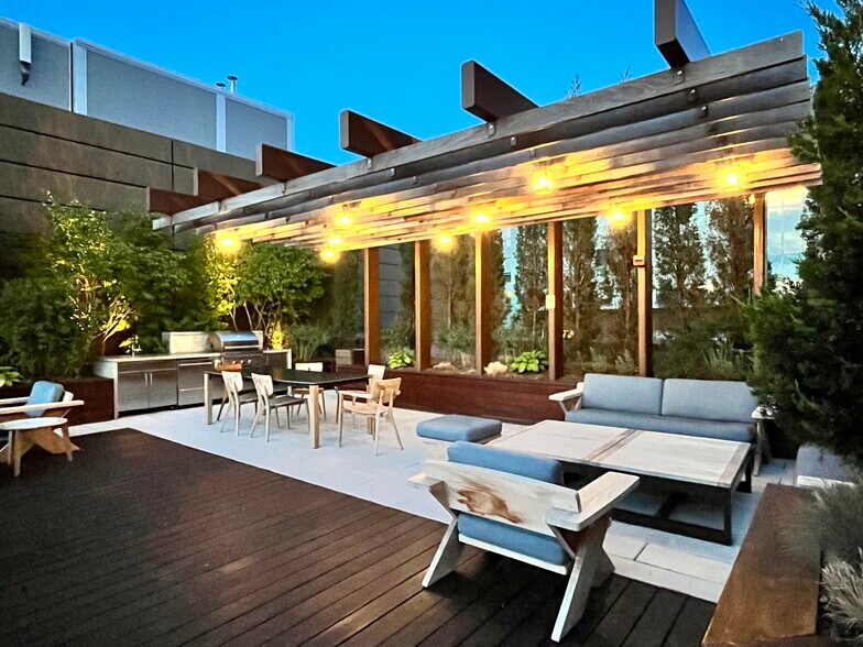 Roof deck - 100 Lovejoy Wharf