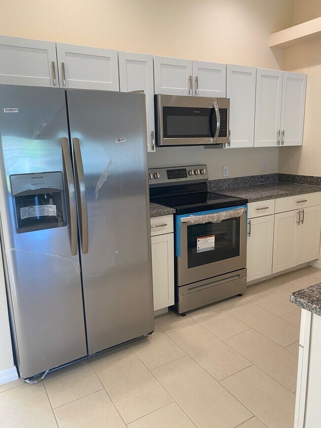 Building Photo - Like New Duplex with 3 Bedroom, 2 Bath and Garage