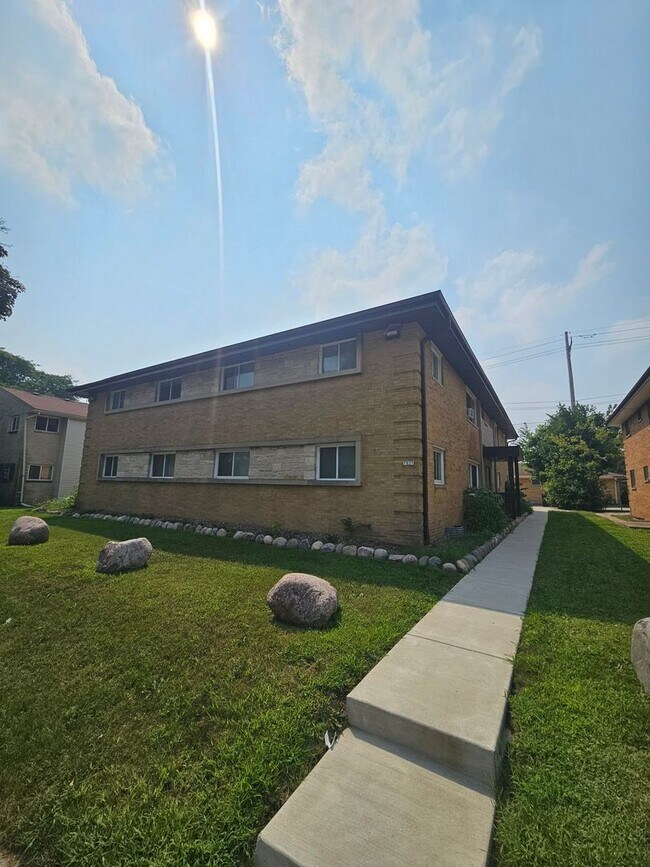 Primary Photo - 7825 W Hampton Ave (8 Unit)