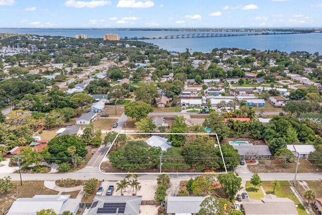 Building Photo - 693 Orange Blossom Dr
