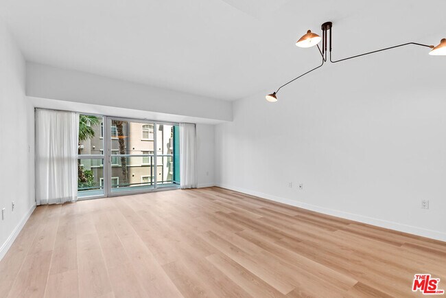 Primary Photo - 13700 Marina Pointe Dr