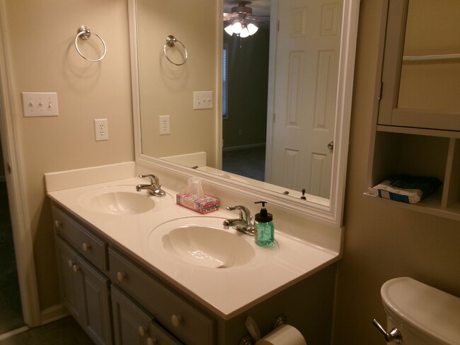 Building Photo - 2 bedroom,2 bath home in Meadowoods commun...
