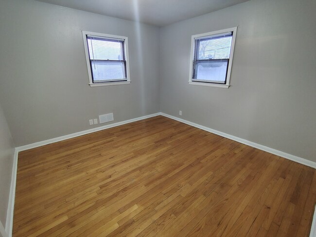 Building Photo - 2433 Jonathan Ave