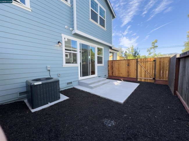 Building Photo - 4684 Prospect Ave
