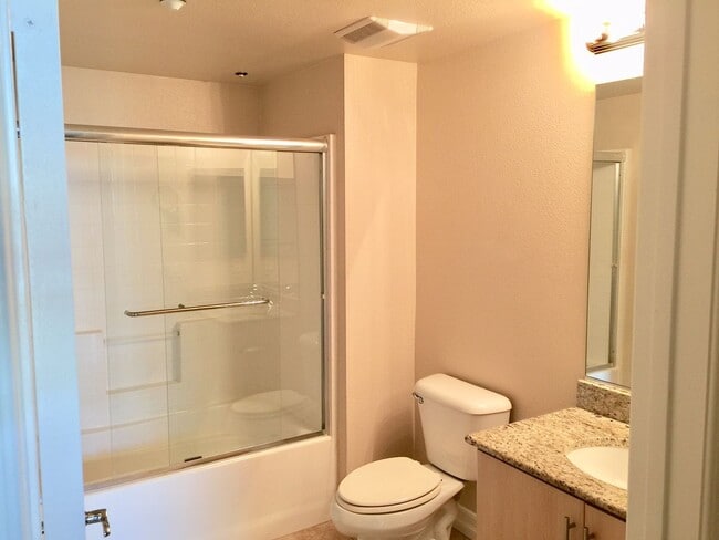 Building Photo - Large upgraded 1 Bdrm, 1 Bath w/storage ro...