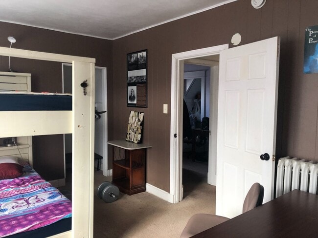 Building Photo - Large Five Bedroom Home in Lakeside!