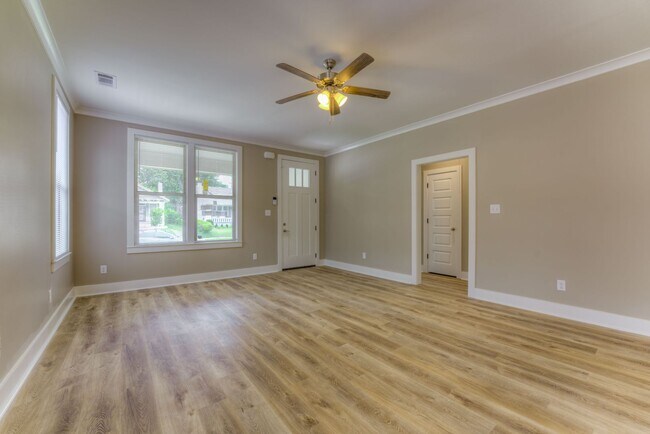 Building Photo - Newer construction home within walking dis...