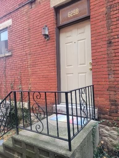 Private Entrance - 629 Oak St