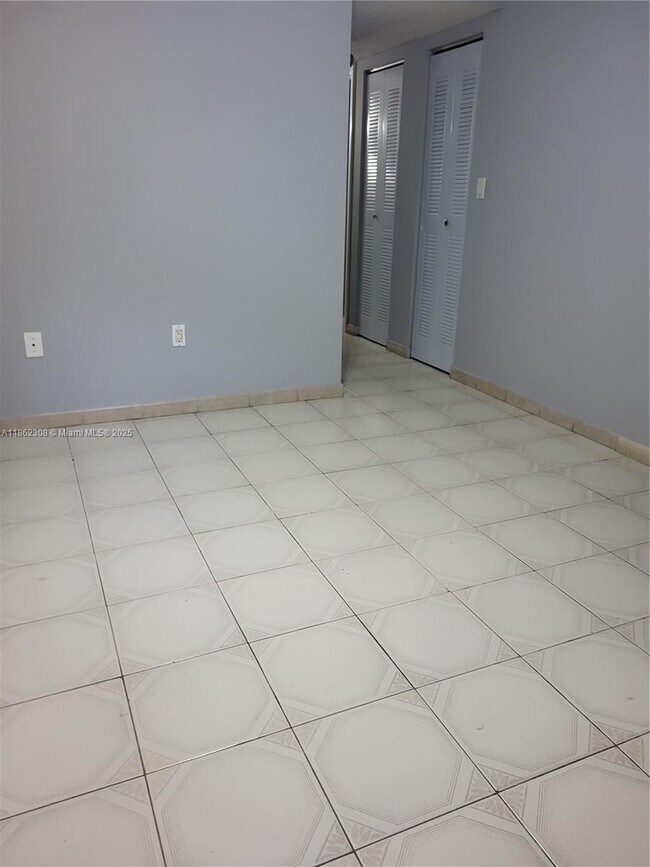 Building Photo - 1322 W 44th St