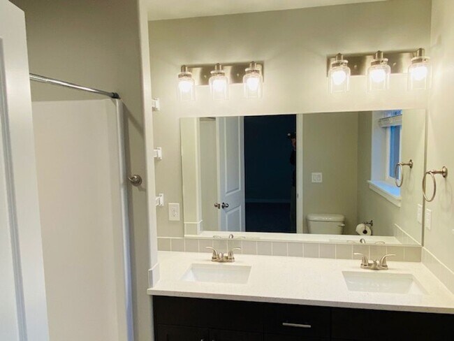 Building Photo - Beautiful Newer Home in Terrific Salmon Creek Location