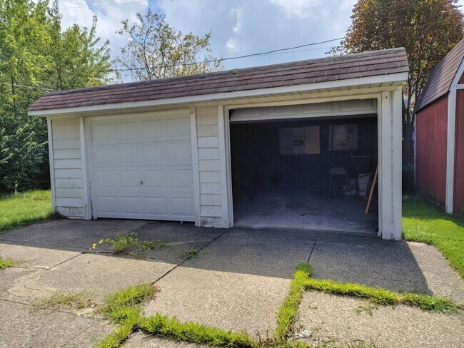 Building Photo - 11200 Vernon Ave