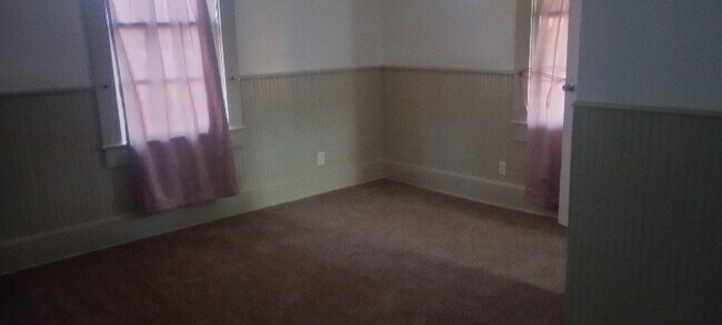 Building Photo - 6 Maple St