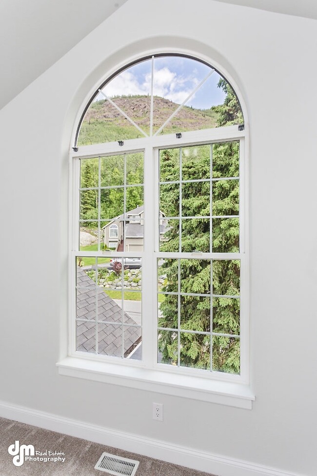 Building Photo - Beautiful home with 5 bedroom, 3.5 baths, ...