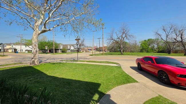 Building Photo - 145 N Kealy Ave