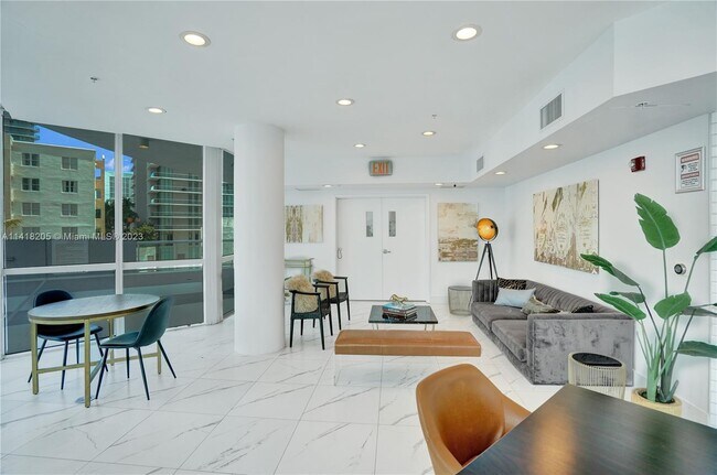 Building Photo - 480 NE 30th St