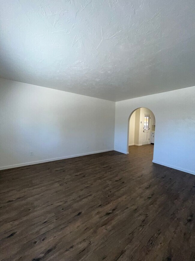 Building Photo - 4061