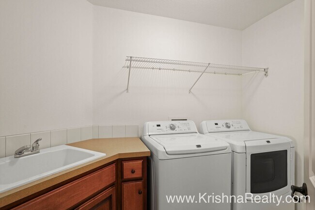 Building Photo - Stunning 4 BD* 2.5 BA* Single Family Home ...