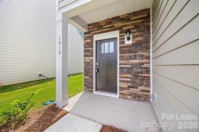 Building Photo - 1010 Two Brothers Ln