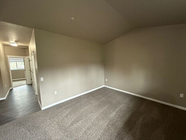 Building Photo - 4261 Hawthorne Ave NE