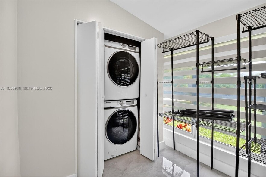 Building Photo - 6090 SW 63rd Ave