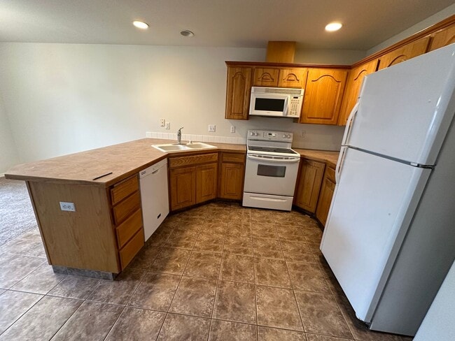 Building Photo - MOVE IN SPECIAL! Spacious 2 bed/2.5 bath with bonus room townhome off Road 68