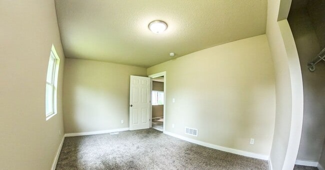 Building Photo - Fully Remodeled 4 Bedroom 2.5 Bathroom