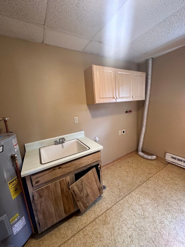 Building Photo - 2711 Jelinek Ave