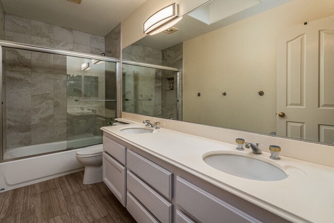 Building Photo - Beautiful & Spacious 4 bedroom home in Enc...