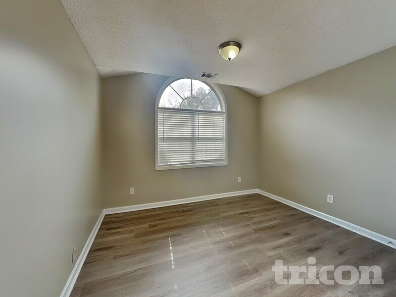 Building Photo - 207 Crystal Ct